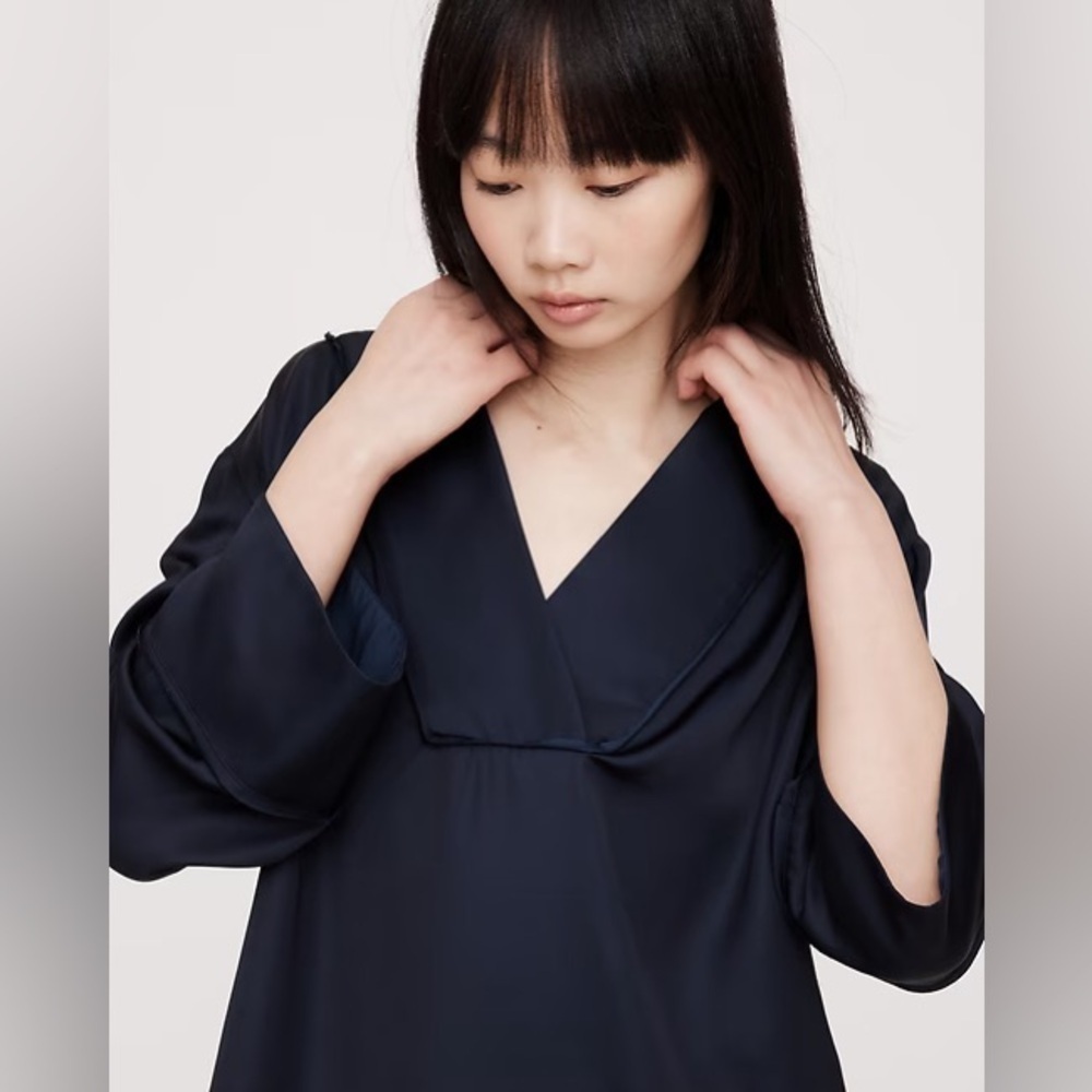 NWT! Banana Republic Navy Blue Satin Relaxed Satin V-neck Top - Size Medium 🌅2️⃣